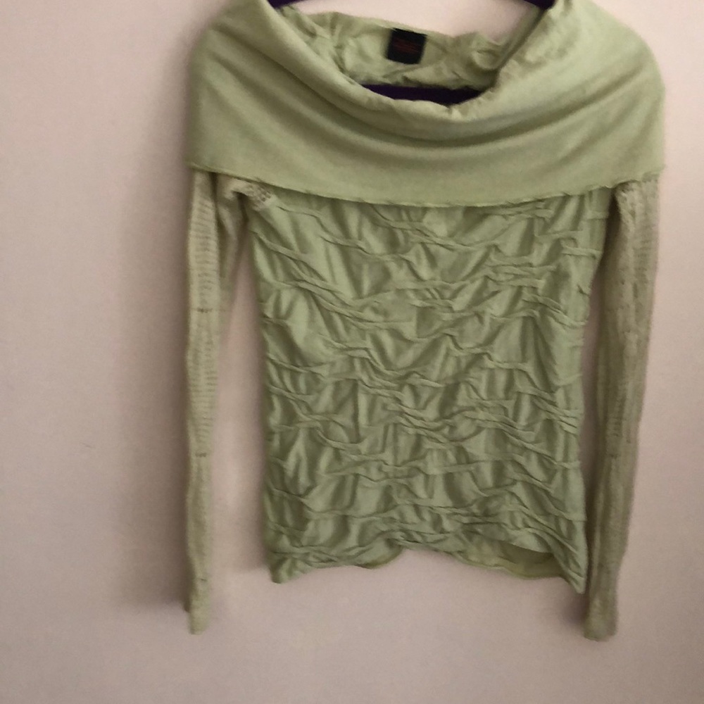 Unique designer sweater, and light green color. Wool,polyamide and elastin.